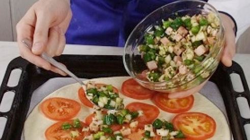 лепешка с овощами и ветчиной