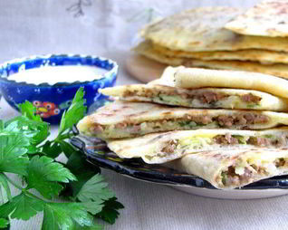 Лепешки Гезлеме с мясом и картошкой