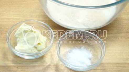 лепешки на сковороде с зеленым луком и яйцом