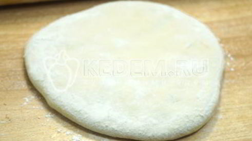 лепешки на сковороде с зеленым луком и яйцом