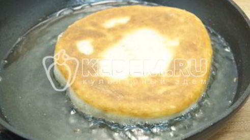 лепешки на сковороде с зеленым луком и яйцом