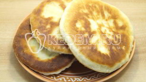 лепешки на сковороде с зеленым луком и яйцом