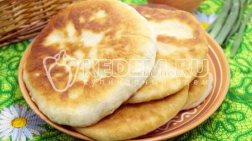 лепешки на сковороде с зеленым луком и яйцом