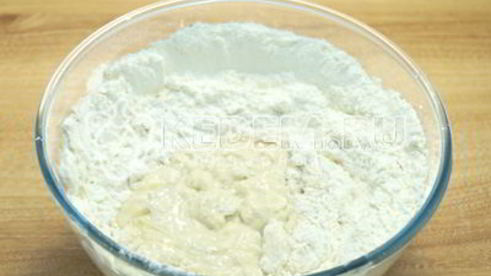 лепешки на сковороде с зеленым луком и яйцом