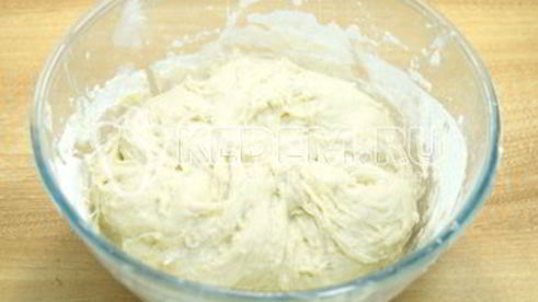 лепешки на сковороде с зеленым луком и яйцом