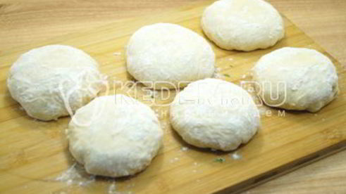 лепешки на сковороде с зеленым луком и яйцом