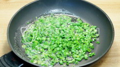 лепешки на сковороде с зеленым луком и яйцом