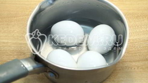 лепешки на сковороде с зеленым луком и яйцом