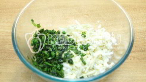 лепешки на сковороде с зеленым луком и яйцом