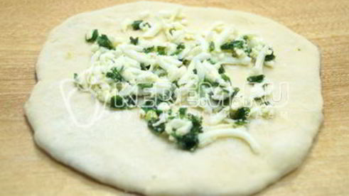 лепешки на сковороде с зеленым луком и яйцом