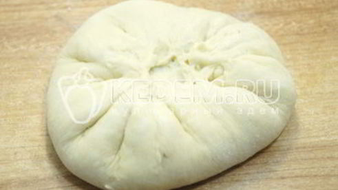 лепешки на сковороде с зеленым луком и яйцом