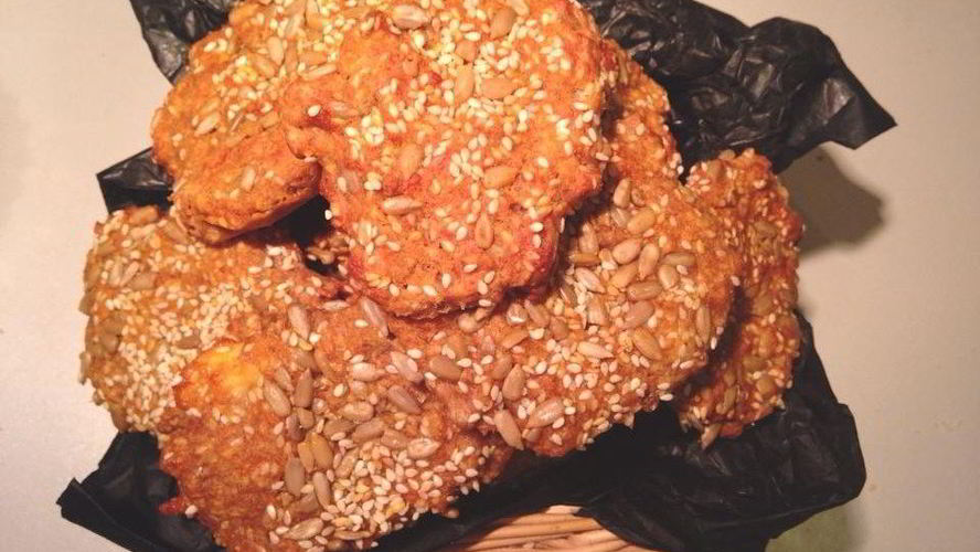 Рецепт лепешки с кунжутом, семечками и сыром на сыворотке