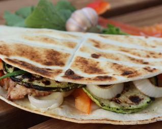 Лепешки с курицей на гриле