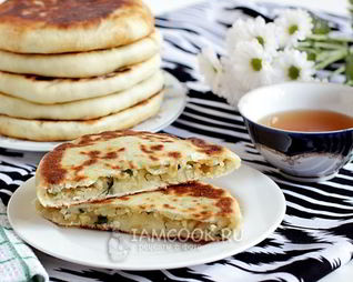 Лепешки с начинкой из риса и яйца