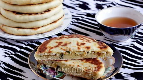 лепешки с начинкой из риса и яйца