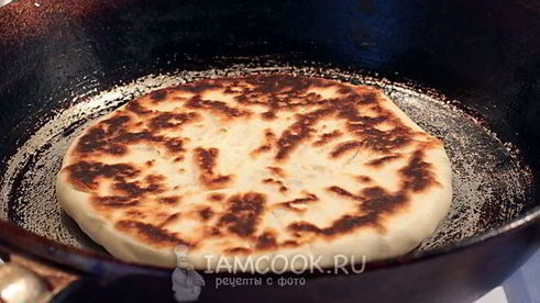 лепешки с начинкой из риса и яйца