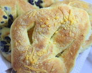 Лепешки с сыром и маслинами