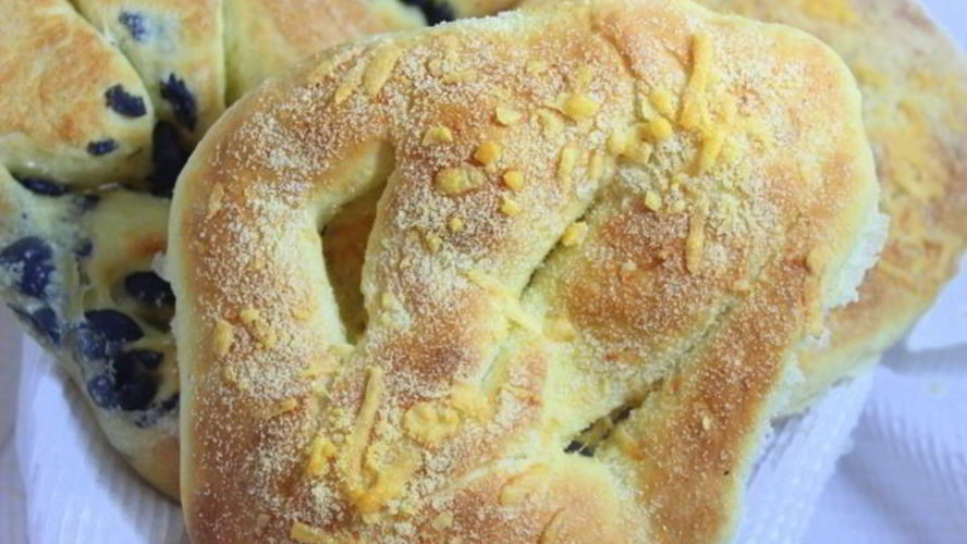 Рецепт лепешки с сыром и маслинами