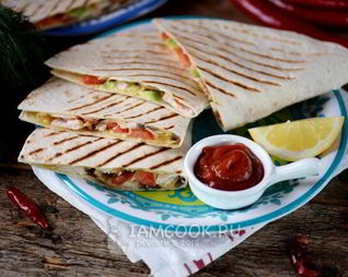 Мексиканская лепешка тортилья с начинкой