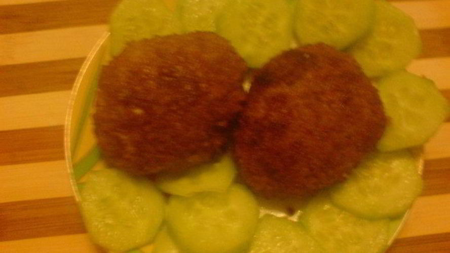 Рецепт мясные лепешки с брынзой в чесночной панировке