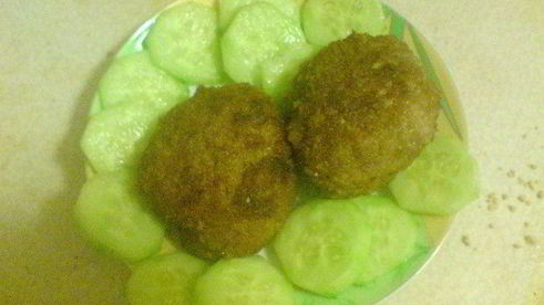 мясные лепешки с брынзой в чесночной панировке