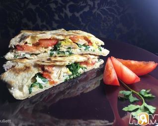 Пита с курицей, сыром и овощами