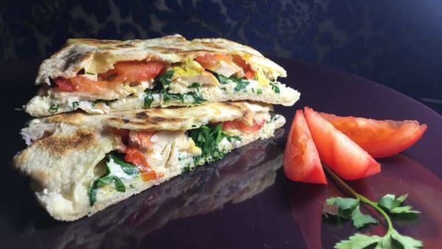 Рецепт пита с курицей, сыром и овощами