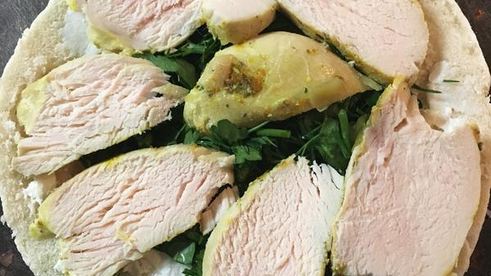 пита с курицей, сыром и овощами