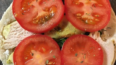 пита с курицей, сыром и овощами