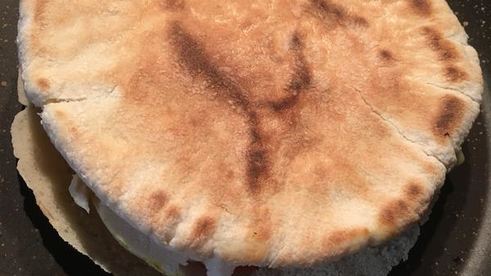 пита с курицей, сыром и овощами