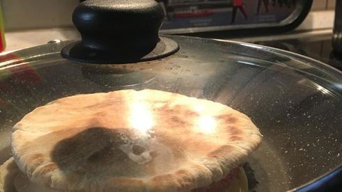 пита с курицей, сыром и овощами