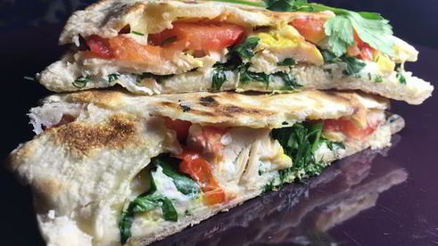 пита с курицей, сыром и овощами