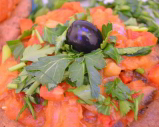 Ржаные лепешки с овощным рагу