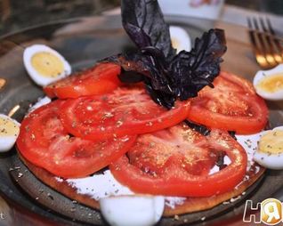 Сладкая лепешка с базиликом, фетаксой и томатами