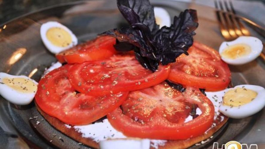 Рецепт сладкая лепешка с базиликом, фетаксой и томатами