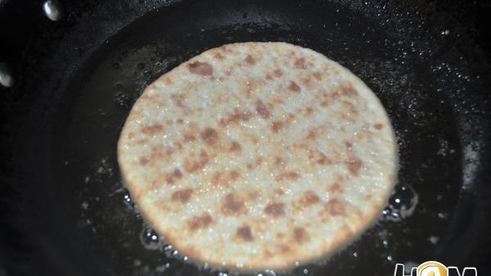 сладкая лепешка с базиликом, фетаксой и томатами