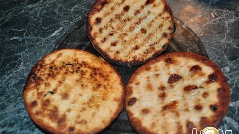 сладкая лепешка с базиликом, фетаксой и томатами