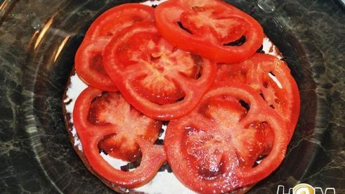 сладкая лепешка с базиликом, фетаксой и томатами