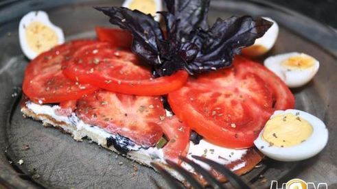 сладкая лепешка с базиликом, фетаксой и томатами