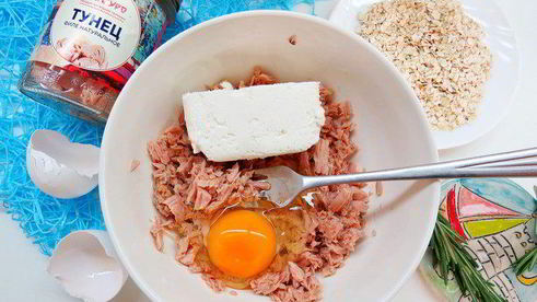 творожно-овсяные лепешки с тунцом