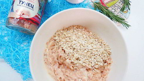 творожно-овсяные лепешки с тунцом