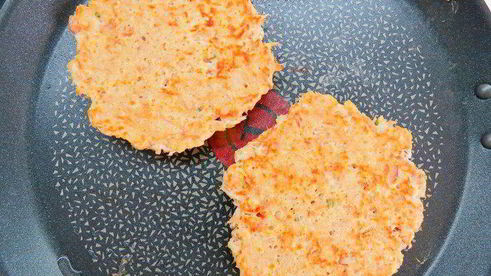 творожно-овсяные лепешки с тунцом