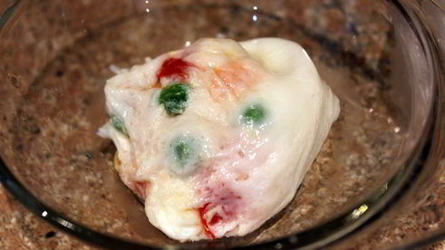 яйцо с овощами и лепешками