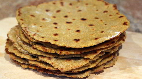 яйцо с овощами и лепешками