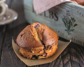 Банановые маффины с черной смородиной