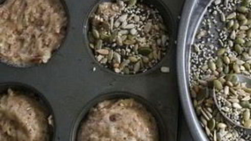 банановые маффины с финиками и семечками