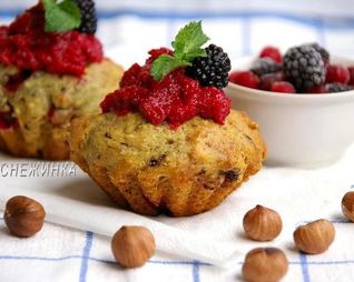 Клюквенно-ежевичные маффины с фундуком