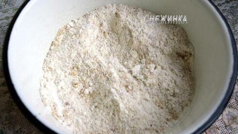 клюквенно-ежевичные маффины с фундуком