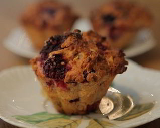 Клюквенно-ежевичные маффины