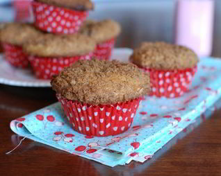 Лавандовые маффины с ежевикой и персиками